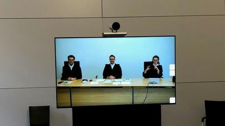 Mitglieder der 7. Zivilkammer am Landgericht München sind im Sitzungssaal auf einem Monitor zu sehen. In Corona-Zeiten wollen die Gerichte zunehmend auf Verhandlungen per Webcam setzen.