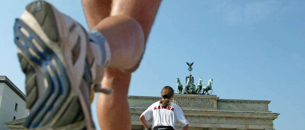 Allen auf den Fersen.