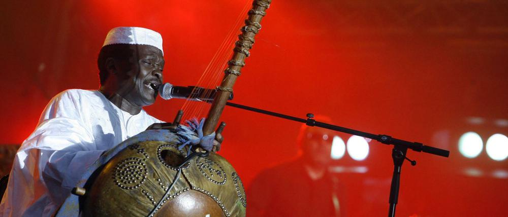 Mory Kanté auf dem Pariser Bastille-Platz bei Feierlichkeiten zum 14. Juli.