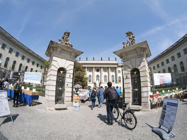 Studierende und andere Passanten vor dem historischen Hauptgebäude der Humboldt-Universität.