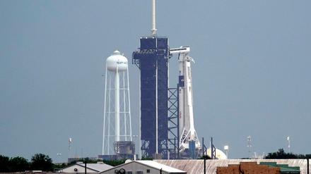 Eine SpaceX «Falcon 9»-Rakete steht auf der Startrampe des Kennedy Space Center.