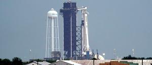 Eine SpaceX «Falcon 9»-Rakete steht auf der Startrampe des Kennedy Space Center.