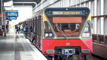 Stummer Zeuge. In den Zügen der alten Baureihe 480 wird kein Hinweis aufs Tarifgebiet C angesagt.