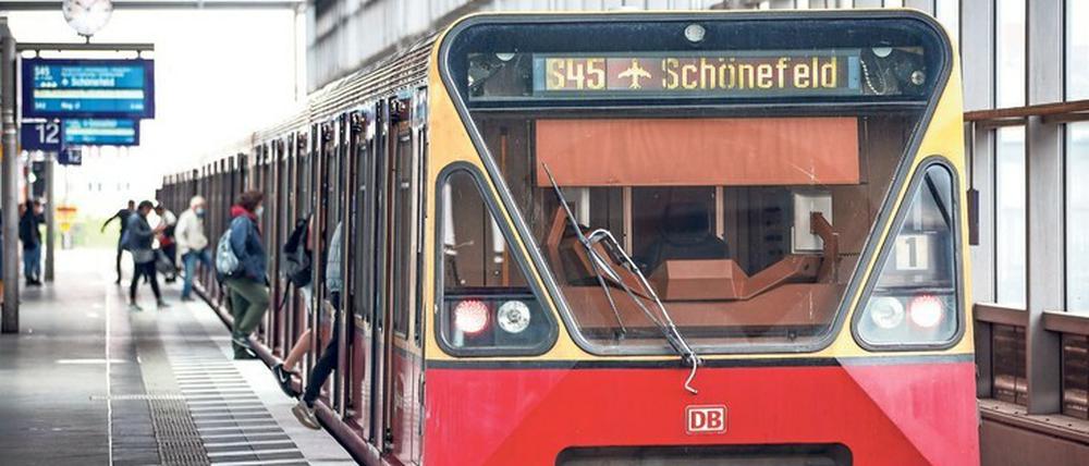 Stummer Zeuge. In den Zügen der alten Baureihe 480 wird kein Hinweis aufs Tarifgebiet C angesagt.