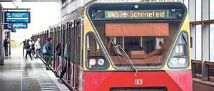 Stummer Zeuge. In den Zügen der alten Baureihe 480 wird kein Hinweis aufs Tarifgebiet C angesagt.
