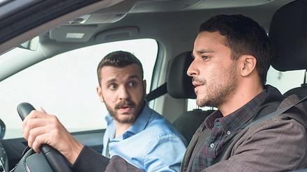 Hilfst du mir? Mo (Edin Hasanovic, li.) in Bens Uber-Taxi (Kostja Ullmann).
