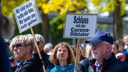 Die Querfront ist nicht nur Rechts oder nur Links. Proteste gegen die Corona-Einschränkungen in den östlichen Bundesländern.