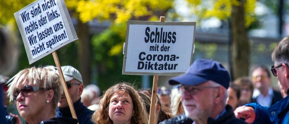 Die Querfront ist nicht nur Rechts oder nur Links. Proteste gegen die Corona-Einschränkungen in den östlichen Bundesländern.