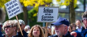 Die Querfront ist nicht nur Rechts oder nur Links. Proteste gegen die Corona-Einschränkungen in den östlichen Bundesländern.