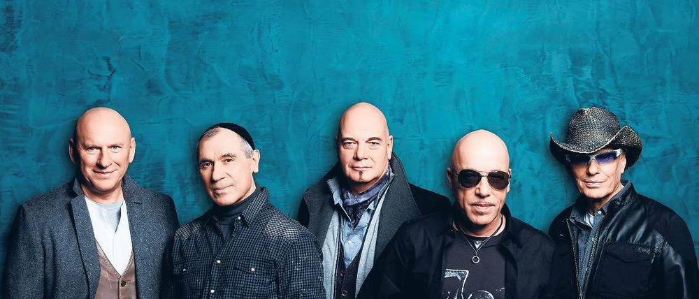 Die Band City sind von links Manfred Hennig am Keyboard, Georgi Gogow an Geige und Bass, Klaus Selmke am Schlagzeug, Sänger Toni Krahl und Fritz Puppel an der Gitarre.