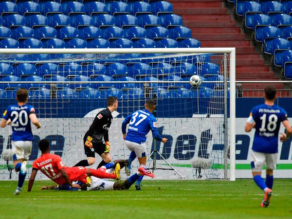 Drin das Ding: Dem Schuss von Augsburgs Noah Sarenren Bazee können die Schalker nur hinterherschauen.