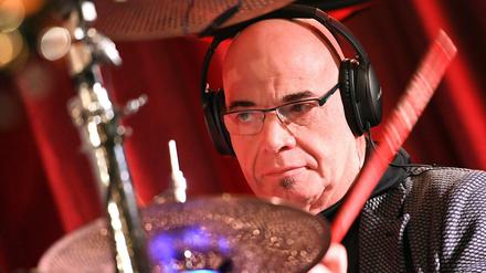 ARCSchlagzeuger Klaus Selmke der Band City sitzt auf der Bühne am Schlagzeug.
