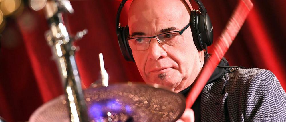 ARCSchlagzeuger Klaus Selmke der Band City sitzt auf der Bühne am Schlagzeug.