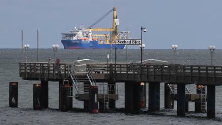 Das russische Verlegeschiff „Akademik Tscherski“ vor der Seebrücke des Ostseebades Binz