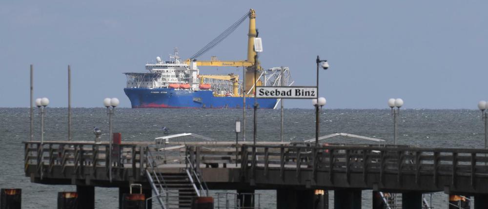 Das russische Verlegeschiff „Akademik Tscherski“ vor der Seebrücke des Ostseebades Binz