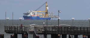 Das russische Verlegeschiff „Akademik Tscherski“ vor der Seebrücke des Ostseebades Binz