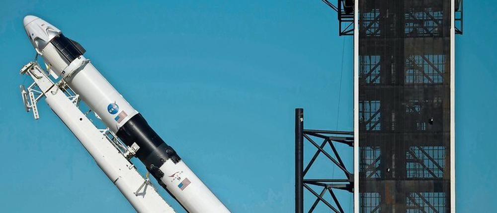 Aufbauhilfe. Die Nasa braucht die Unterstützung von Elon Musks Firma „SpaceX“, um am Mittwoch erstmals wieder Amerikaner vom Kennedy Space Center ins All schicken zu können – mit einer „Falcon 9“-Rakete im Raumschiff „Crew Dragon“.