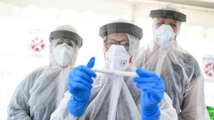 Mitarbeiter des Gesundheitsamts Berlin-Mitte in einer ambulanten Corona-Test-Station.