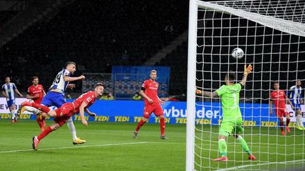 Ibisevic trifft per Kopf zum 1:0 und bringt Hertha auf Kurs.