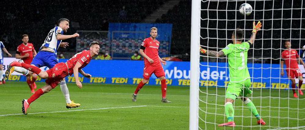 Ibisevic trifft per Kopf zum 1:0 und bringt Hertha auf Kurs.