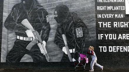 Tradition in Belfast. Wandbilder, die die Paramilitärs verherrlichen. In diesem Fall protestantische.