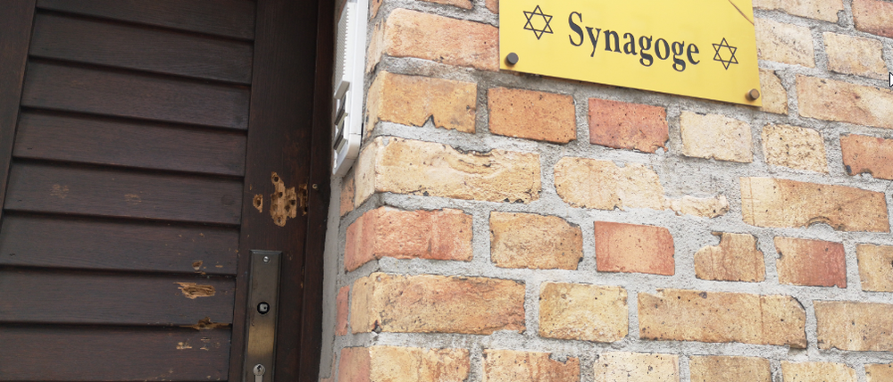 An der Schwelle zu Halles Synagoge. Die Tür hielt den Schüssen stand.