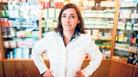 Noch halten sich Vor-Ort-Apotheken tapfer. Das Bild zeigt Anna Fredrich, Apothekerin in Friedenau.