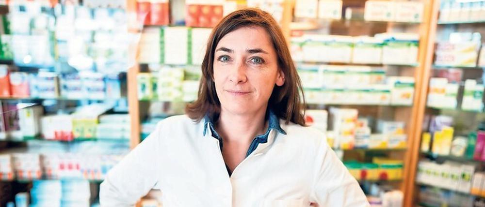 Noch halten sich Vor-Ort-Apotheken tapfer. Das Bild zeigt Anna Fredrich, Apothekerin in Friedenau. 