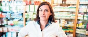Noch halten sich Vor-Ort-Apotheken tapfer. Das Bild zeigt Anna Fredrich, Apothekerin in Friedenau. 