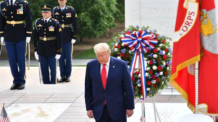 Am Grab des Unbekannten Soldaten. US-Präsident Donald Trump am Arlington National Cemetery in Arlington, Virginia. 