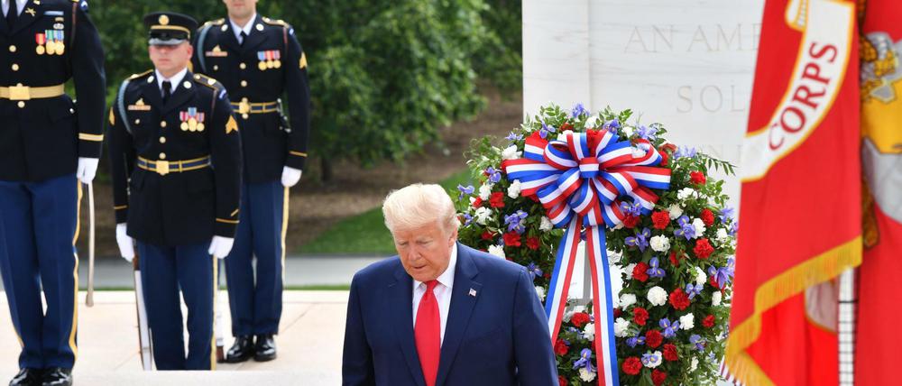 Am Grab des Unbekannten Soldaten. US-Präsident Donald Trump am Arlington National Cemetery in Arlington, Virginia.