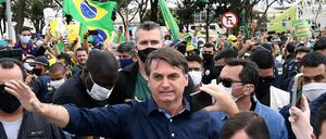 Jair Bolsonaro begrüßt seine Unterstützer in der Hauptstadt Brasilia. Maske trägt er nicht.