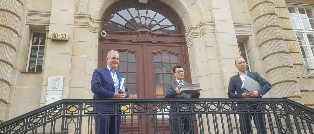 140 Seiten umfasst die Klage, die Burkard Dregger (CDU, ganz links) und Sebastian Czaja (FDP, rechts) am Montag abgegeben haben.
