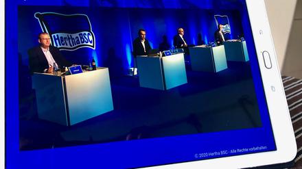 Hertha auf dem Tabet. Das Podium mit Herthas Finanz-Geschäftsführer Ingo Schiller (l) und Hertha-Manager Michael Preetz (2.v.l.), ist bei der digitalen Mitgliederversammlung von Hertha BSC.