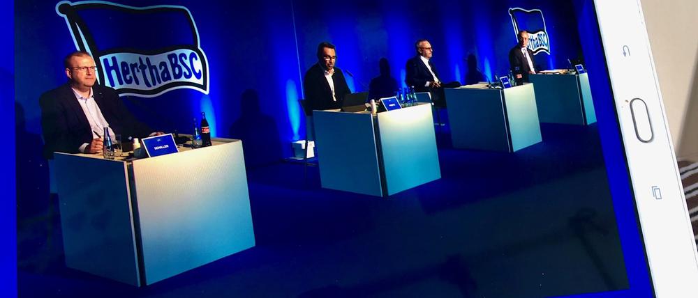 Hertha auf dem Tabet. Das Podium mit Herthas Finanz-Geschäftsführer Ingo Schiller (l) und Hertha-Manager Michael Preetz (2.v.l.), ist bei der digitalen Mitgliederversammlung von Hertha BSC.