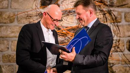 Einst ausgezeichnet: 2013 verlieh der Radebeuler Oberbürgermeister Bert Wendsche (parteilos, rechts) den Kunstpreis der Stadt an den Autor Jörg Bernig.