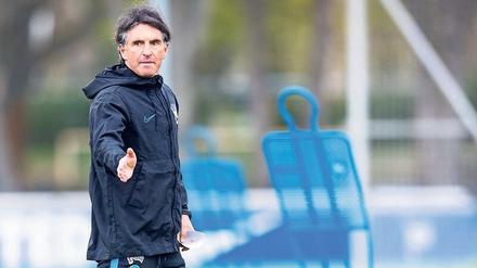 Auf Linie gebracht: Herthas Trainer Bruno Labbadia arbeitet exakt.