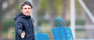 Auf Linie gebracht: Herthas Trainer Bruno Labbadia arbeitet exakt.