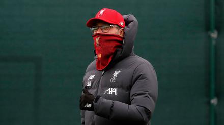 Eingepackt: Auch Jürgen Klopp hat sich angeschaut, wie es in der Bundesliga weitergeht.