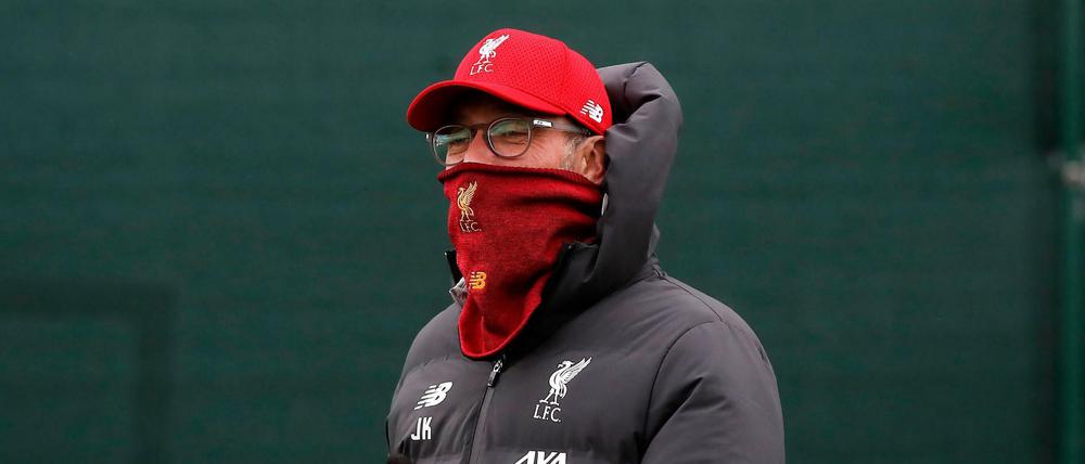 Eingepackt: Auch Jürgen Klopp hat sich angeschaut, wie es in der Bundesliga weitergeht.