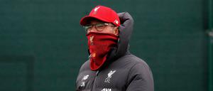 Eingepackt: Auch Jürgen Klopp hat sich angeschaut, wie es in der Bundesliga weitergeht.