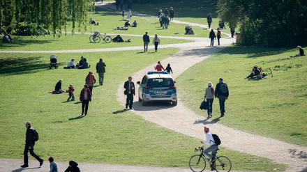 Auch mit Lockerung der Maßnahmen gilt weiterhin Abstand halten. Die Polizei kontrolliert regelmäßig in Berliner Parks.