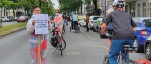 Menschliche "Poller" demonstrierten am Sonnabend in Charlottenburg für sichere Radwege