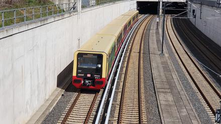Ausfahrt aus dem Flughafentunnel.