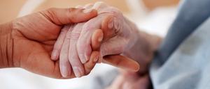 Die Pflege geliebter Angehöriger geht oft mit Frustration und Überforderung einher.