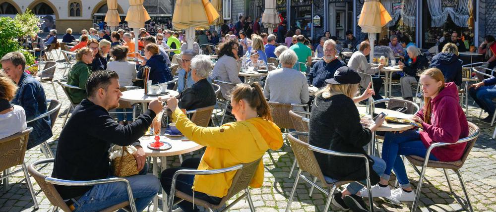 Gut besucht: In einem Eiscafé in Goslar, Niedersachsen, sitzen Menschen in der Sonne.