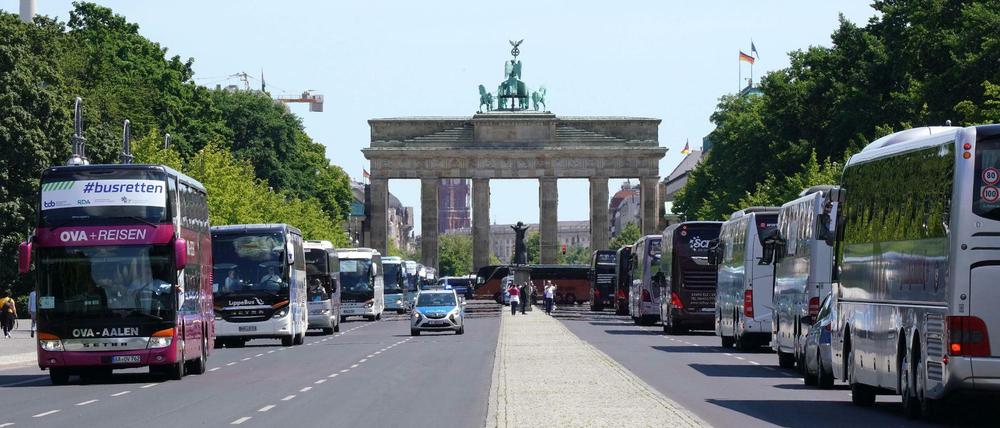 Rollender Protest: 300 Reisebusse sind am Mittwoch durch Berlin gefahren.