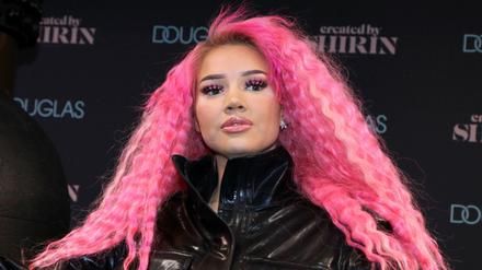 Rapperin Shirin David ist bei ihrem jüngsten Videodreh offenbar mit zu vielen Personen auf Tuchfühlung gegangen.