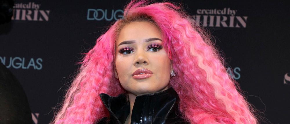 Rapperin Shirin David ist bei ihrem jüngsten Videodreh offenbar mit zu vielen Personen auf Tuchfühlung gegangen.