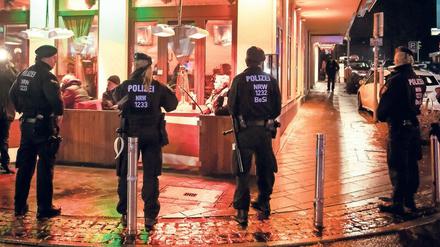 Bundesweit ist die Polizei im vergangenen Jahr verstärkt gegen kriminelle Clans vorgegangen. In Berlin rückten Beamte zu 382 Einsätzen aus.